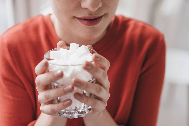 피붓결을 개선하고 싶다면 평소 설탕과 직화로 구운 고기 섭취를 줄여야 한다. /클립아트코리아