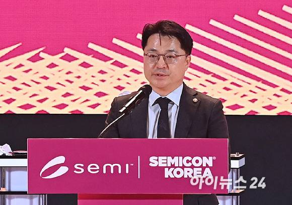 문신학 산업통상부 제1차관이 11일 서울 강남구 코엑스에서 열린 세미콘 코리아 2026에서 축사를 하고 있다. [사진=곽영래 기자]