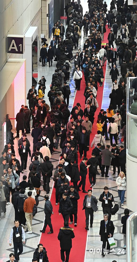 11일 서울 강남구 코엑스에서 열린 '세미콘 코리아 2026'에서 관람객들이 줄지어 입장하고 있다. [사진=곽영래 기자]