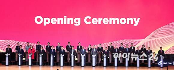 아지트 마노차(Ajit Manocha) 세미(SEMI) 최고경영자(CEO), 이용한 원익 회장, 문신학 산업통상부 1차관, 송재혁 삼성전자 디바이스솔루션(DS) 부문 최고기술책임자(CTO) 사장 등이 11일 서울 강남구 코엑스에서 열린 세미콘 코리아 2026에서이 개막 퍼포먼스를 하고 있다.[사진=곽영래 기자]