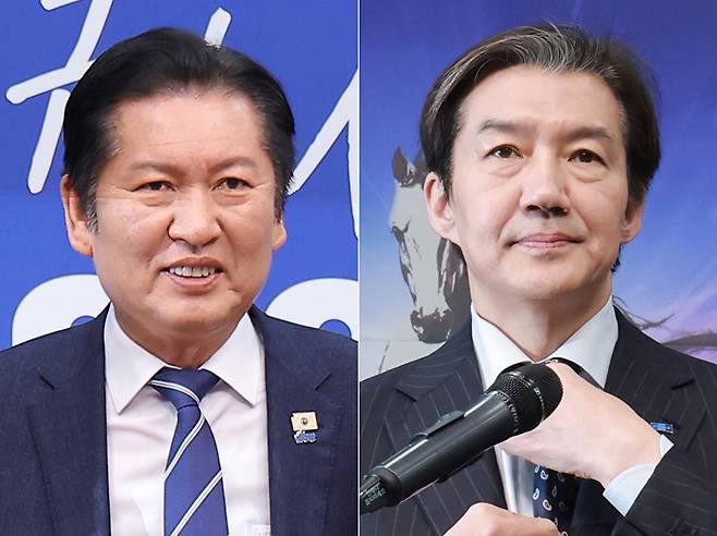 조국혁신당이 11일 더불어민주당이 제안한 '연대 및 통합을 위한 추진준비위'(통합추진준비위) 구성에 동의했다. 합당 문제를 두고 불거진 민주당의 내홍은 정청래 대표의 지방선거 전 합당 논의 중단 선언으로 일단락되는 모양새다.사진은 11일 국회에서 열린 최고위원회의에 참석한 민주당 정청래 대표(왼쪽)와 민주당이 제안한 '연대 및 통합을 위한 추진준비위'에 관해 입장을 밝히기에 앞서 넥타이를 고쳐 매는 조국혁신당 조국 대표. 2026.2.11 [사진=연합뉴스]