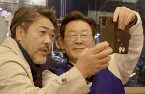 이 대통령과 배우 이원종이 사진을 찍고 있다. [사진=이재명 대통령 유튜브 ]