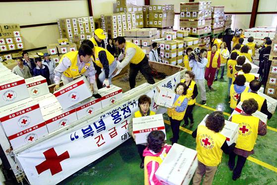 대한적십자사 자원봉사자들이 북한 용천에 보낼 구호품을 준비하고 있다. [중앙포토]