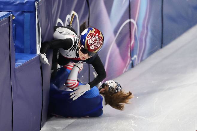 10일(현지시간) 이탈리아 밀라노 아이스스케이팅 아레나에서 열린 쇼트트랙 혼성 2000m 계주 준결승에서 대표팀 김길리와 미국 선수가 부딪히고 있다. 김종호 기자