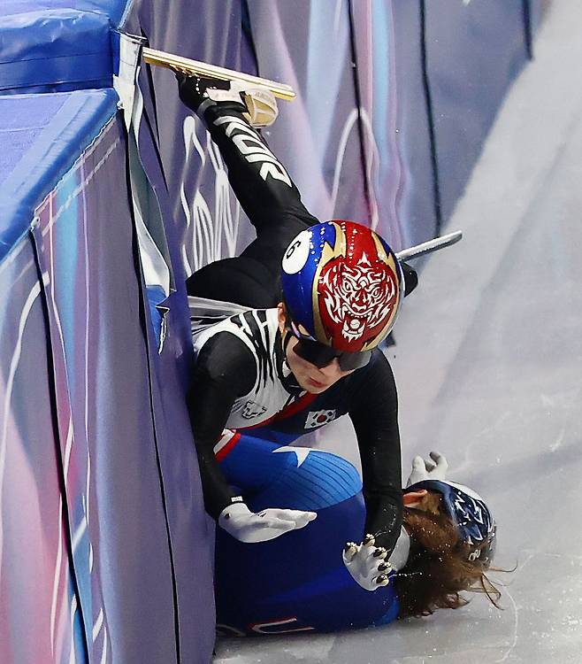 10일(현지시간) 이탈리아 밀라노 아이스스케이팅 아레나에서 열린 쇼트트랙 혼성 2000m 계주 준결승에서 대표팀 김길리와 미국 선수가 부딪히고 있다. 김종호 기자