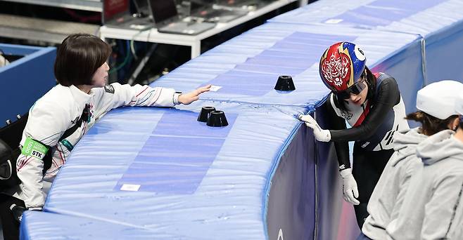 10일(현지시간) 이탈리아 밀라노 아이스스케이팅 아레나에서 열린 쇼트트랙 혼성 2000m 계주 준결승에서 미국 선수와 부딪혀 엄어진 김길리가 아파하고 있다. 김종호 기자