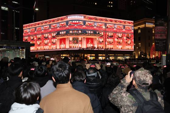 지난해 서울 중구 신세계백화점 본점 외관에 설치된 '신세계 스퀘어' 전광판에 크리스마스 영상이 상영되고 있다. 연합뉴스