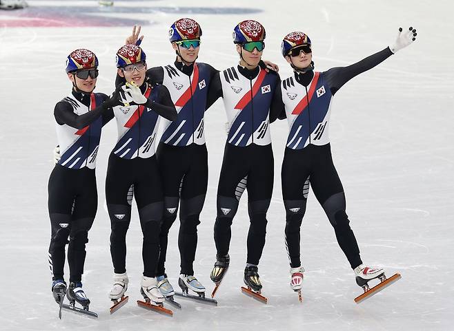 밀라노 아이스스케이팅 아레나에서 훈련을 마친 한국 남자 쇼트트랙 선수들이 기념사진을 찍는 모습. 왼쪽부터 이정민, 임종언, 이준서, 황대헌, 신동민. 연합뉴스
