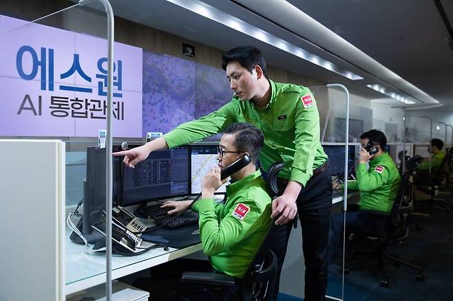 에스원 보안관제센터에서 관제사가 고객처에 이상 상황이 있는지 확인하고 있다. 사진 에스원