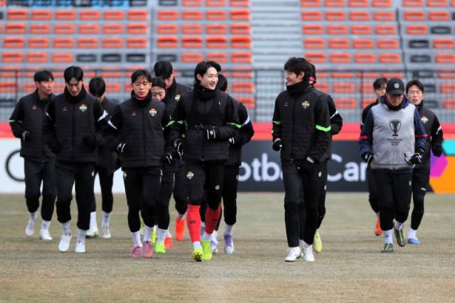 ▲ 강원FC 선수단이 상하이 하이강과 2025-2026 AFC 챔피언스리그 엘리트 리그 스테이지 동아시아 7차전을 하루 앞둔 10일 춘천송암스포츠타운주경기장에서 오픈 트레이닝에 임하고 있다.  한규빈 기자