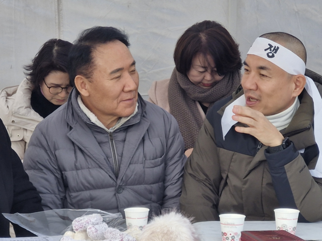 ▲ 염동열 전 국회의원이 11일 강원특별법 3차 개정안 조속 심사 촉구를 위한 국회 천막농성장을 찾아 김진태 강원도지사와 대화를 나누고 있다. 염동열 전 의원 제공