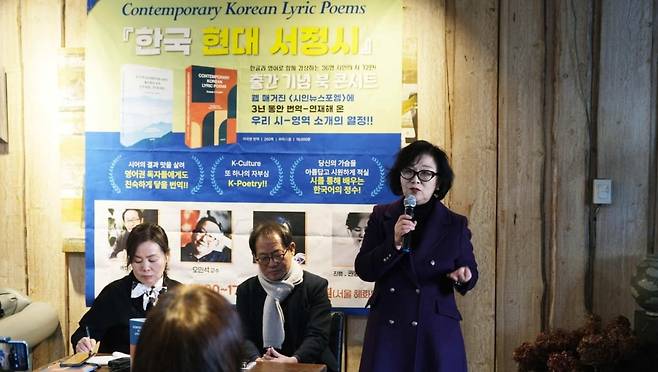 시와 독자가 만나는 길이 더 넓어져야 한다고 강조하는 김미옥 서평가.