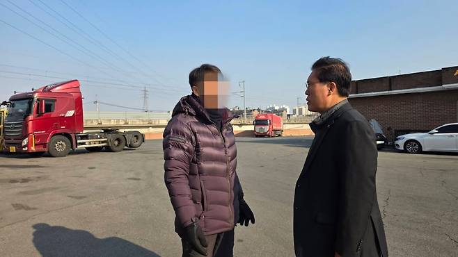 경기도 이천 물류창고업체 현장을 방문 중인 송석준 국민의힘 의원. /사진=송석준 의원실