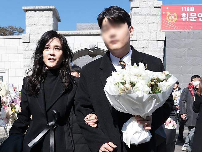 이부진 호텔신라 사장이 9일 서울 강남구 휘문고등학교에서 열린 아들 임동현군의 졸업식에 참석해 함께 이동하고 있다. /사진=뉴스1