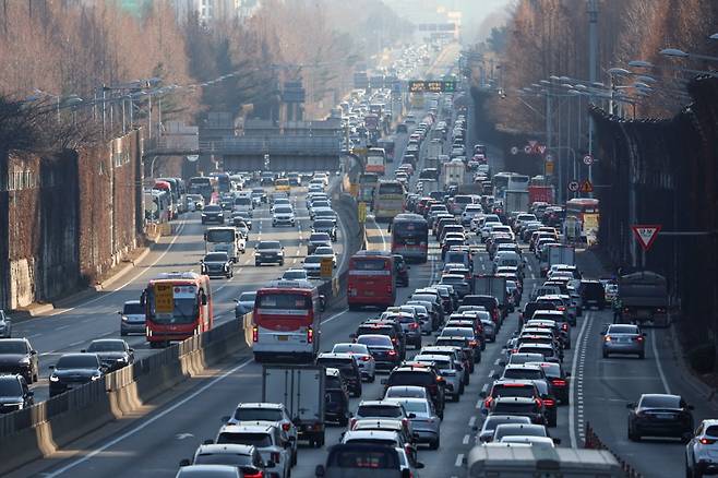 설 연휴를 하루 앞둔 지난해 1월24일 오후 서울 서초구 잠원IC 경부고속도로 하행선이 차량들로 정체를 빚고 있다. 사진=임형택 한국경제신문 기자