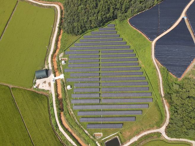 충남 서산에 위치한 SK이터닉스의 태양광 발전소. 위아래로 1메가와트(MW) 규모의 별도 사업장들을 매입해 통합했다. 사진=SK이터닉스 제공