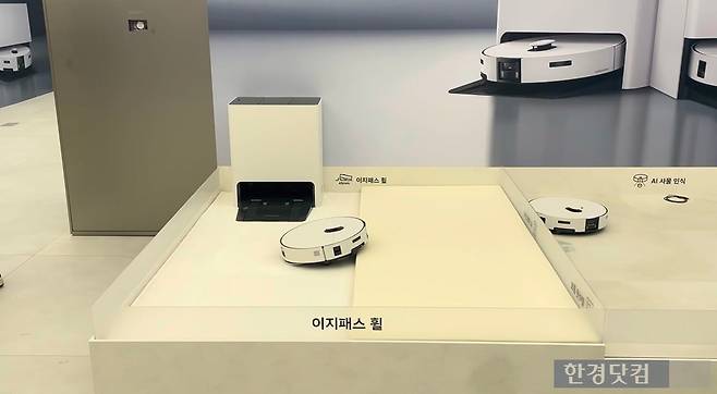 11일 서울 서초구 삼성 강남에서 열린 2026년형 '비스포크 AI 스팀' 미디어 브리핑 현장에서 신제품이 최대 45mm 높이의 문턱을 넘는 '이지패스 휠' 기능을 시연하고 있다. 사진=박상경 한경닷컴 수습기자