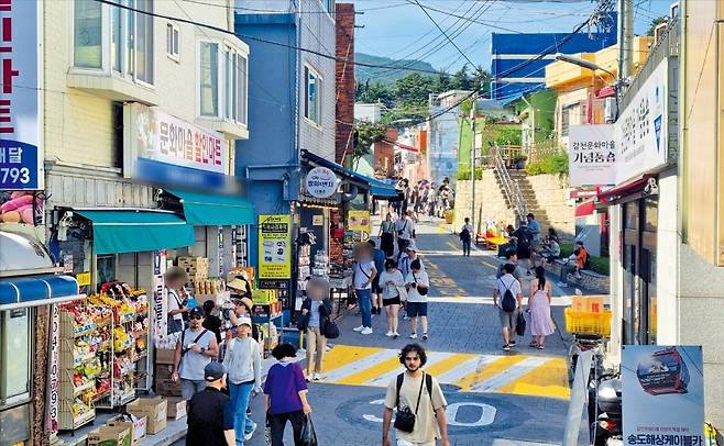 외국인 관광객들 사이에서 들러야 할 필수코스가 된 부산 사하구 감천문화마을. 사진=민건태 기자