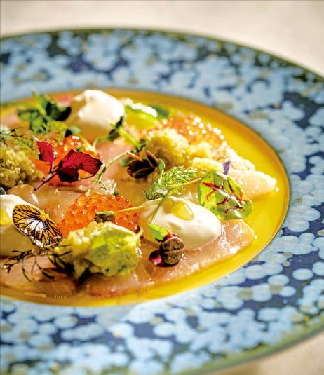 광어, 방어, 청매실, 제철 허브 등을 올린 샐러드.