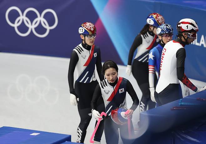 10일(현지시간) 이탈리아 밀라노 아이스스케이팅 아레나에서 열린 2026 밀라노ㆍ코르티나담페초 동계올림픽 쇼트트랙 혼성계주 준결승에서 미국 커린 스토더드와 부딪히며 넘어진 한국 김길리가  아쉬워하고 있다. 2026.2.10 연합뉴스
