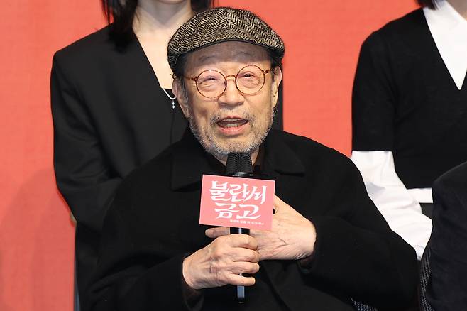 배우 신구가 10일 서울 종로구 NOL 서경스퀘어에서 열린 ‘불란서 금고’ 제작발표회에서 인사말을 하고 있다. 연합뉴스