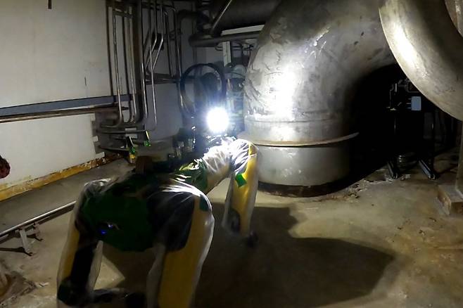 보스턴다이내믹스의 4족 보행 로봇 ‘스폿’이 영국 셀라필드 핵시설 해체 현장을 점검하고 있다. 셀라필드 제공