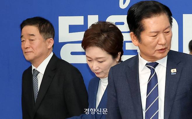 더불어민주당 강득구·이언주 최고위원과 정청래 대표(왼쪽부터) 가 11일 국회에서 열린 최고위원회의에 입장하고 있다. 박민규 선임기자