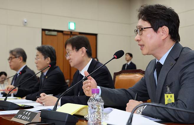 이재원 빗썸 대표이사(오른쪽)가 11일 국회 정무위 빗썸관련 긴급현안질의에서 의원질의에 답하고 있다. 박민규 선임기자