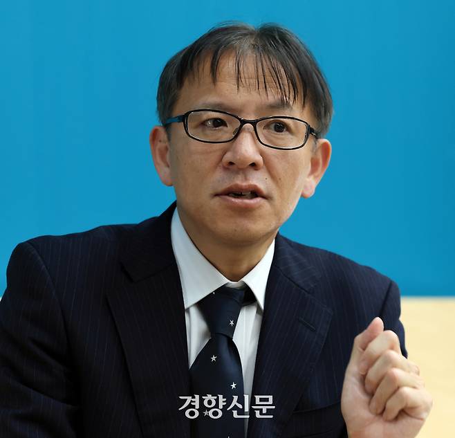 <쾌적한 사회의 불쾌함> 저자 구마시로 도루가 자난 8일 서울 정동 경향신문사에서 인터뷰를 하고 있다./서성일 선임기자