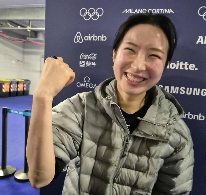 쇼트트랙 국가대표 김길리가 11일(한국시간) 이탈리아 밀라노 아이스스케이팅 아레나에서 2026 밀라노·코르티나담페초 동계 올림픽 공식 훈련을 마친 뒤 전날 다친 오른팔 상태를 보여주며 활짝 웃고 있다. 연합뉴스