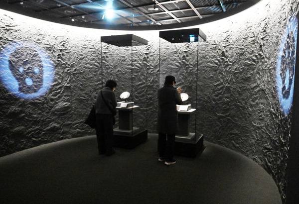 관람객이 국립해양박물관의 전시 ‘조개, 패각에 담긴 한국과 일본의 흔적’을 살펴보는 모습.  김성효 선임기자