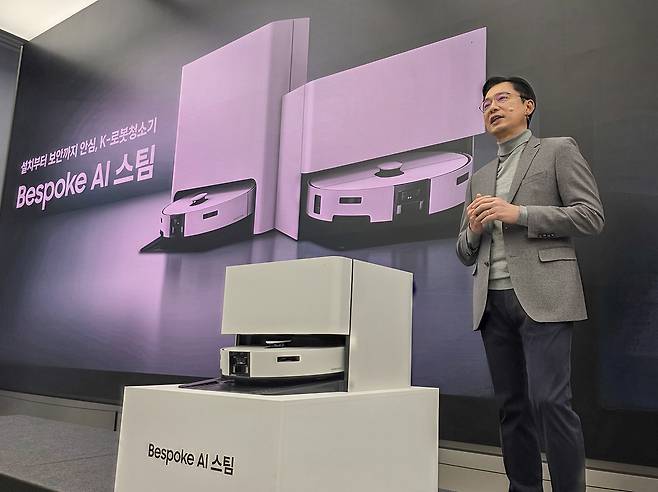 Lim Sung-taek, head of Korea sales and marketing at Samsung Electronics, poses with the tech giant's Bespoke AI Steam robot vacuum cleaner at a press briefing in Seoul on Wednesday. (Samsung Electronics)