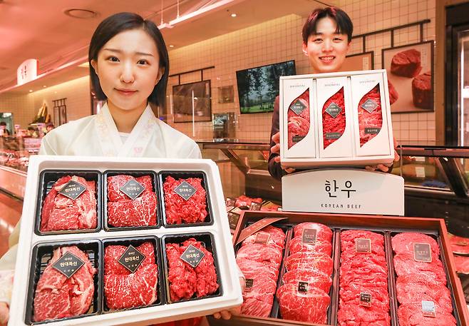 Employees of Hyundai Department Store's Coex branch in Gangnam District, southern Seoul, show hanwoo (Korean beef) gift sets sold ahead of the Lunar New Year holiday. [NEWS1]
