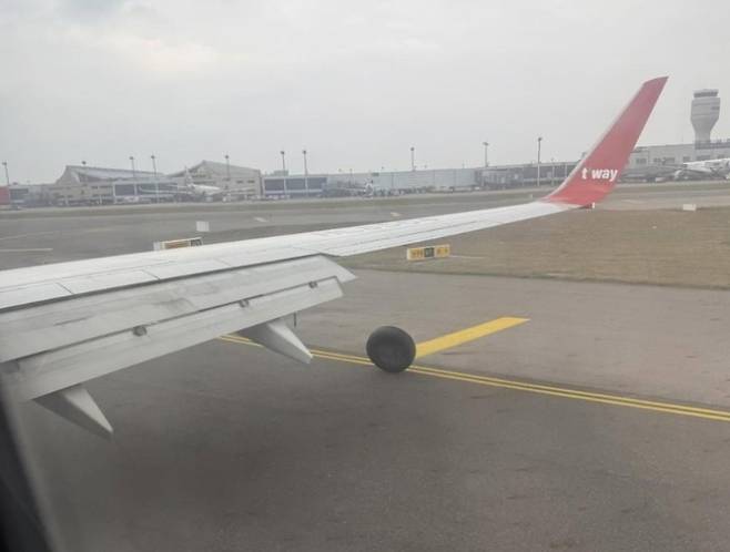 대만 공항 착륙 중 바퀴 빠진 티웨이항공 여객기. (독자 제공·중시신문망 캡처·연합뉴스)