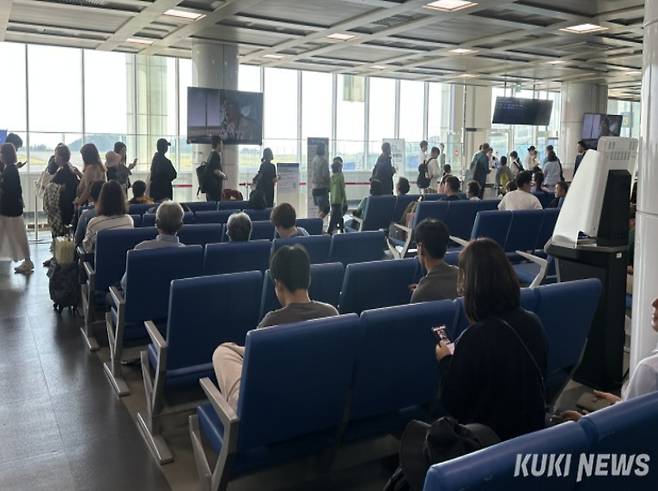 양양국제공항에는 공항 이용객들로 북적거렸다. 송민재 기자