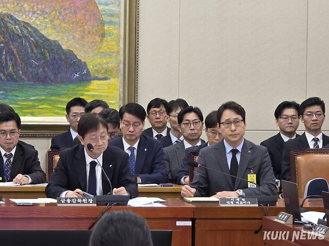 (좌측부터) 국회 정무위원회 빗썸 긴급 현안질의에 참석한 이찬진 금융감독원장과 이재원 빗썸 대표이사. 김건주 기자