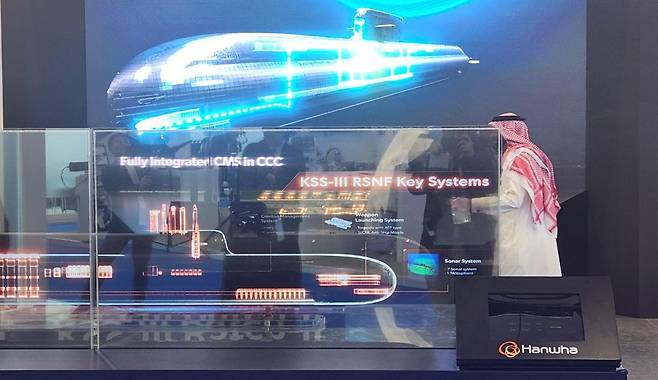 8일(현지 시간) 사우디아라비아 리야드에서 열린 '국제방산전시회(WDS) 2026'에서 관람객이 한화오션 부스를 방문해 장보고-III 잠수함 소개 영상을 보고 있다. 국방부 공동취재단