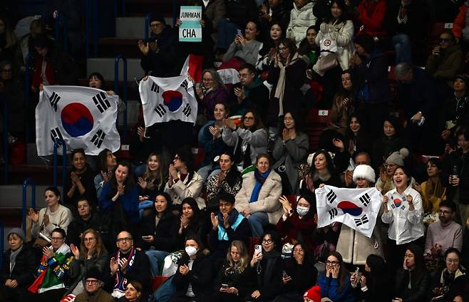 10일(현지시간) 이탈리아 밀라노 아이스 스케이팅 아레나에서 2026 밀라노·코르티나담페초 동계올림픽 피겨스케이팅 남자 싱글 쇼트프로그램에 출전한 차준환을 응원하는 태극기가 펄럭이고 있다. 밀라노=최현규 기자
