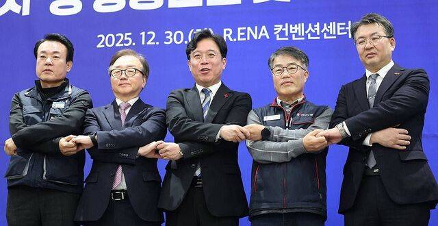 30일 서울 중구 ENA스위트호텔에서 열린 '실노동시간 단축, 노·사·정 공동선언 및 대국민 보고회'에서 김영훈 고용노동부 장관과 노사정 부대표들이 손을 맞잡고 있다. 연합뉴스