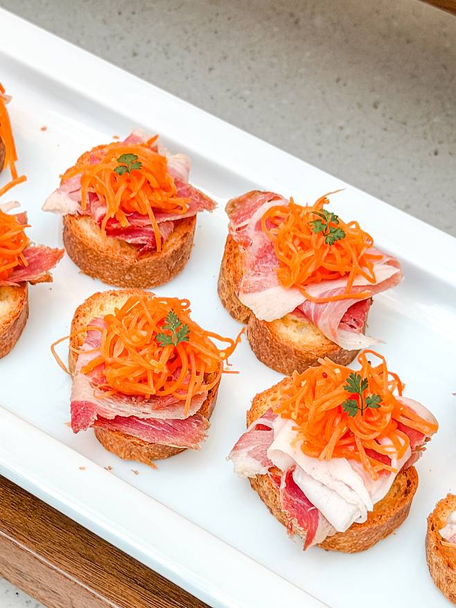 홈메이드 잠봉&당근 라페 부르스케타 / 사진=권효정 여행+ 기자