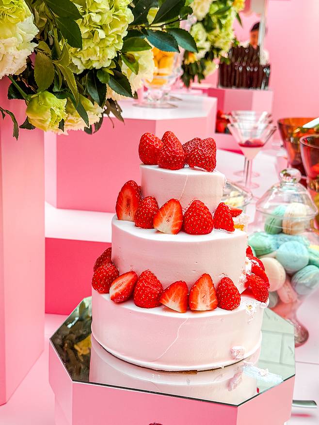 크리스털 딸기 뷔페 디저트 존 / 사진=권효정 여행+ 기자