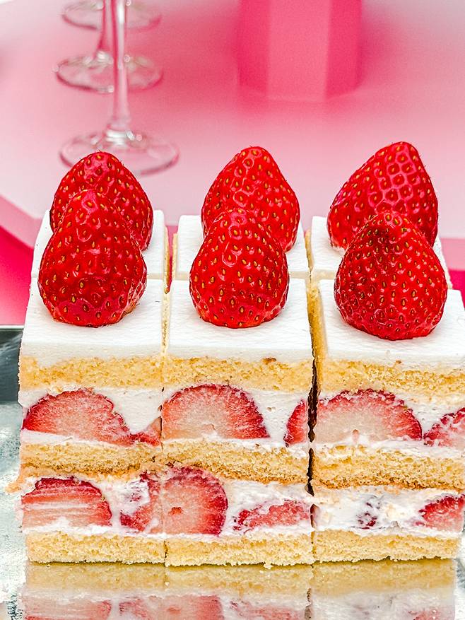 크리스털 딸기 뷔페 디저트 존 / 사진=권효정 여행+ 기자