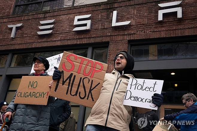 최근 미국에서 일어난 테슬라 불매 운동. 일론 머스크 테슬라 최고경영자(CEO)가 독일의 나치 과거 청산을 비판하는 발언을 하면서 반발이 커졌다. [연합뉴스]