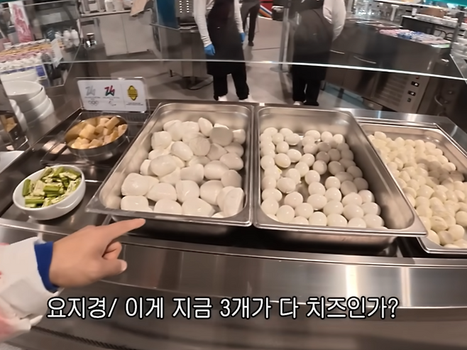 2026 밀라노 코르티나 동계올림픽 선수촌 식당에 제공된 음식. [곽윤기 유튜브 채널 영상 갈무리]