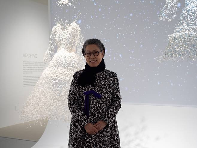 금기숙 작가가 자신이 제작한 ‘눈꽃 요정’ 앞에 서 있다. <서울공예박물관>