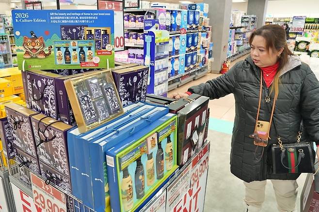 롯데마트에서 k자개 선물세트를 구경하는 외국인의 모습