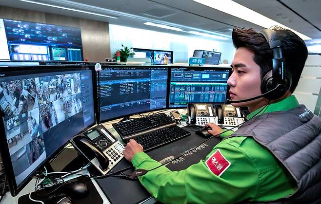 10일 수원 관제센터에서 관제사가 현장 상황을 실시간으로 모니터링하고 있다.  에스원