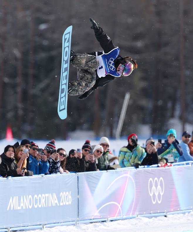 최가온이 11일(현지시간) 이탈리아 리비뇨 스노파크에서 열린 2026 밀라노-코르티나담페초 동계올림픽 스노보드 여자 하프파이프 예선에 출전해 경기를 치르고 있다. 연합뉴스