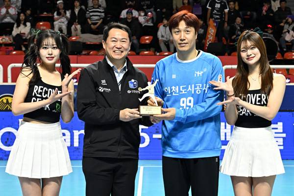 사진 오자왕 한국핸드볼연맹 사무총장(왼쪽)으로부터 역대 1호 2,000세이브 달성 기념 트로피를 받고 있는 인천도시공사 이창우 골키퍼