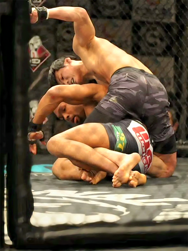 임관우가 2026년 1월 일본 종합격투기 단체 Shooto 도쿄 대회에서 Road to UFC 시즌4 참가자 에페비가 야닉 유지를 공격하고 있다. 사진=株式会社サステイン